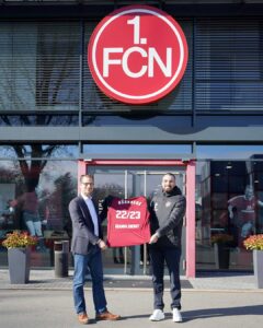 Fabian Frank vor 1. FCN Hauptquartier